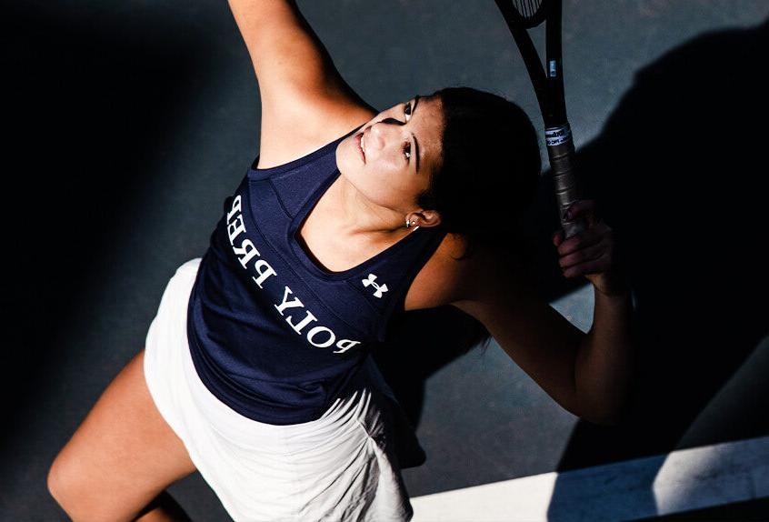 女孩网球 player hitting the tennis ball