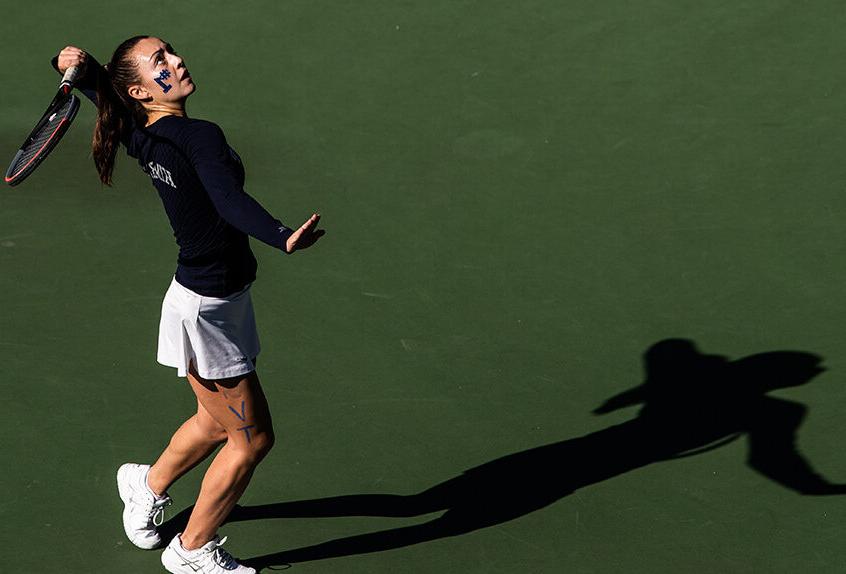 女孩网球 player hitting the tennis ball