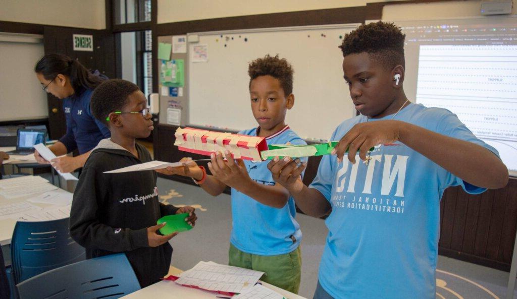 亚设Blumberg, Grayson Daley, Malakhi Seales collaborating in the classroom